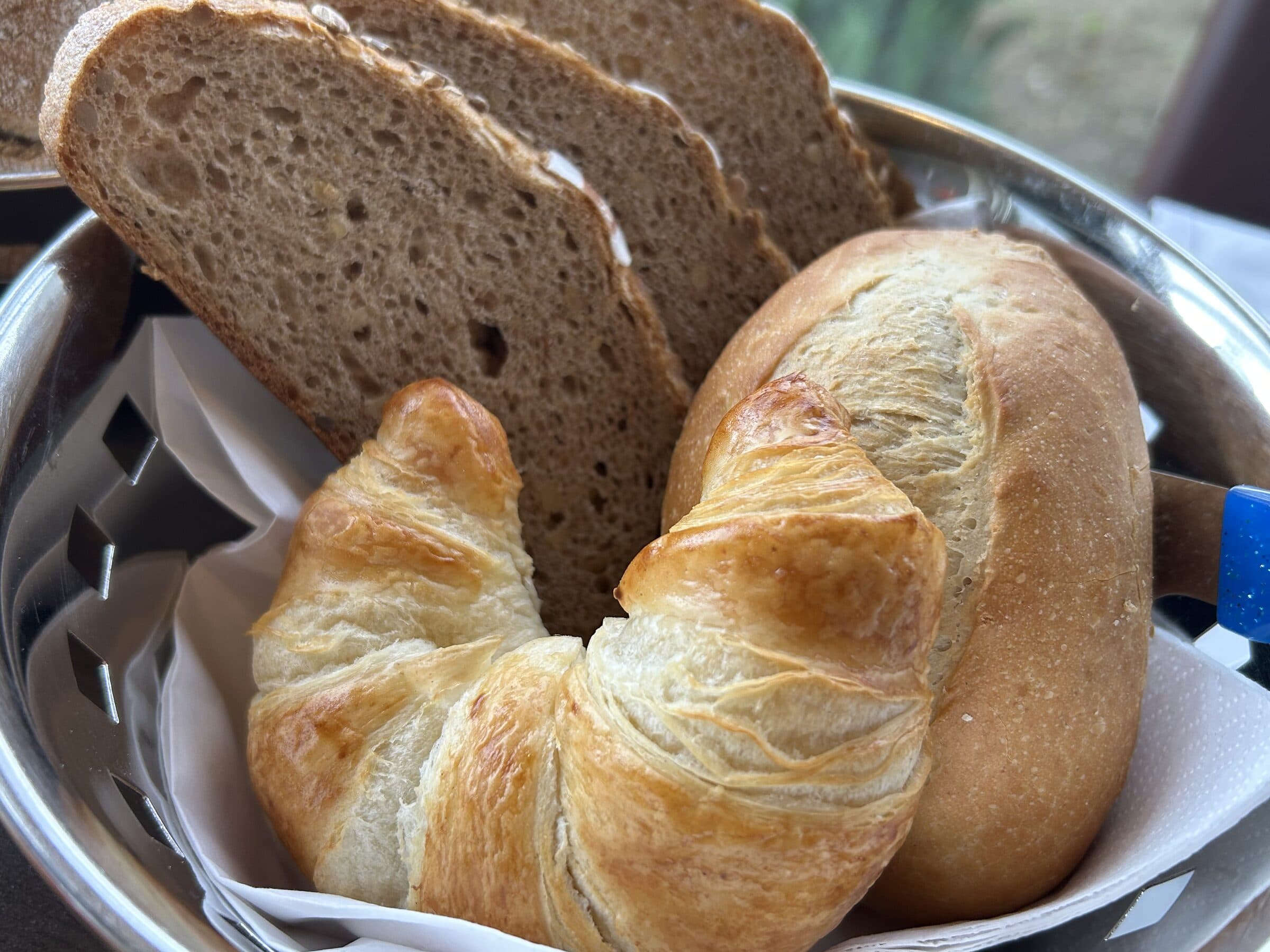 Brotkorb mit Croissant und Landbrot