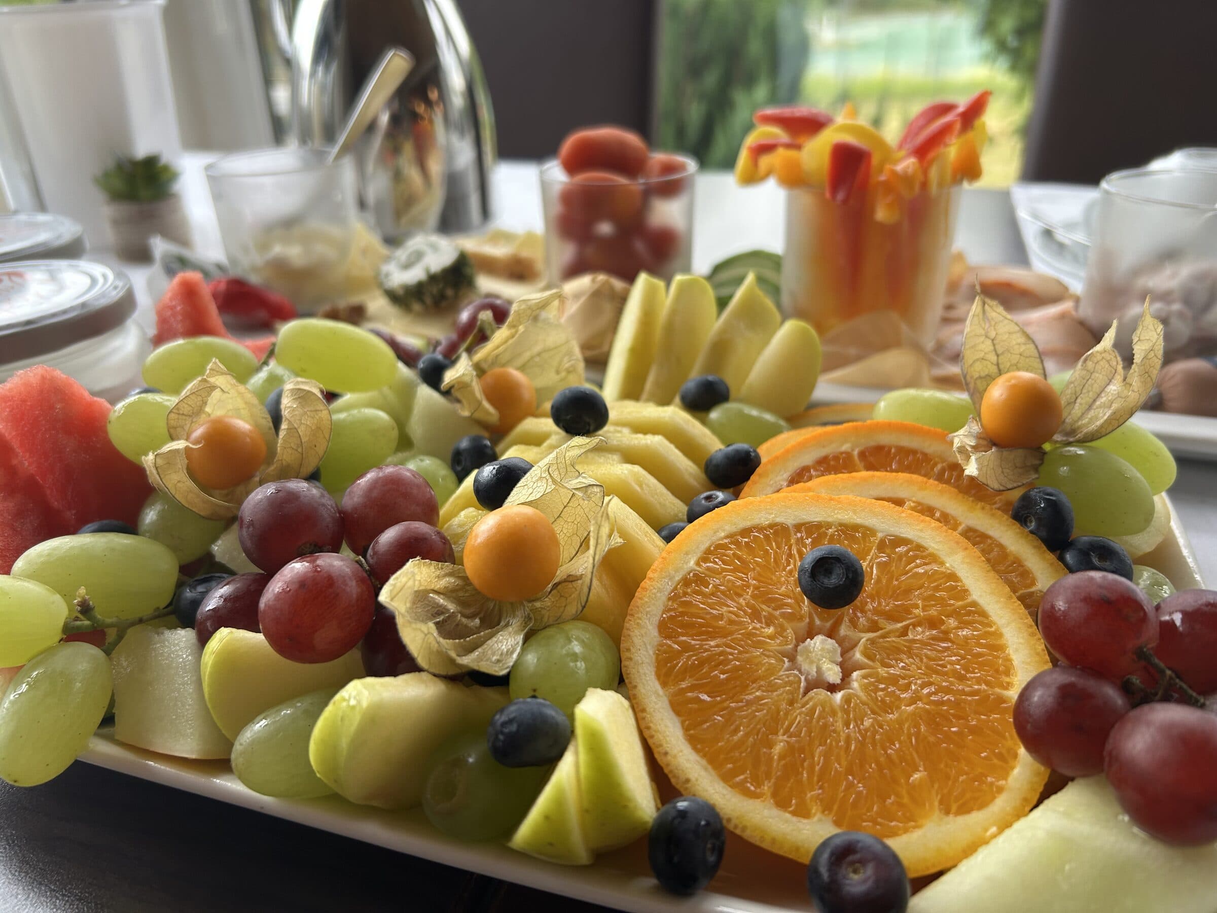 Große Obstplatte mit Orangen, Trauben und Beeren